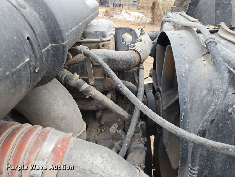 image for item EQ3946 2002 International  9200i  semi truck