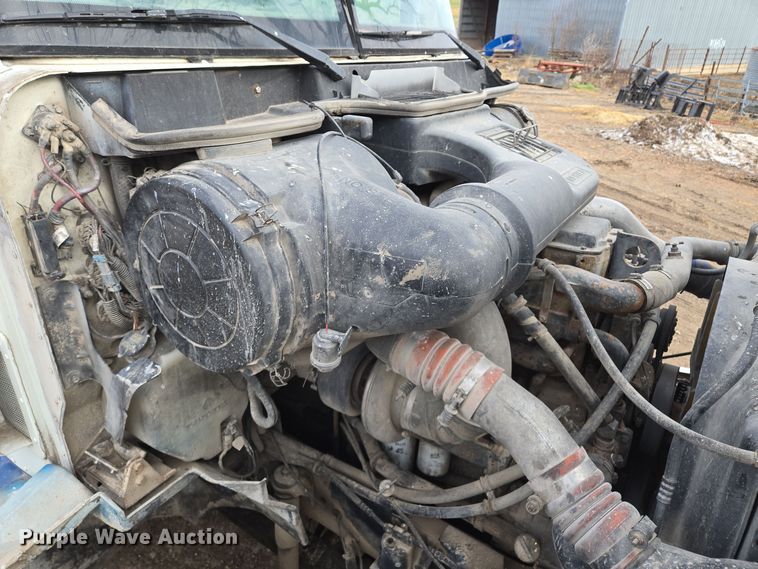 image for item EQ3946 2002 International  9200i  semi truck