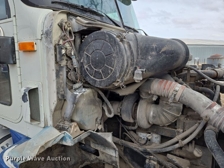 image for item EQ3946 2002 International  9200i  semi truck