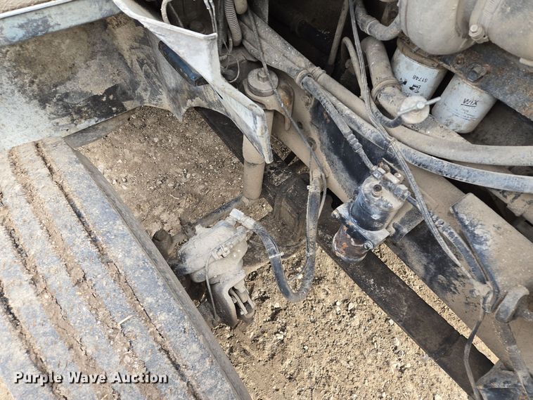 image for item EQ3946 2002 International  9200i  semi truck