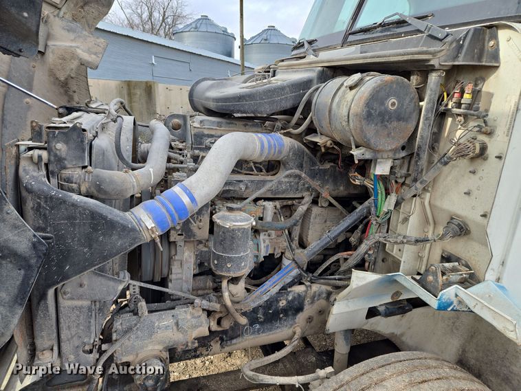 image for item EQ3946 2002 International  9200i  semi truck