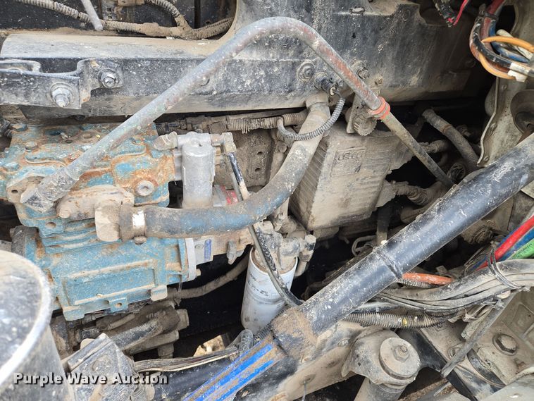 image for item EQ3946 2002 International  9200i  semi truck