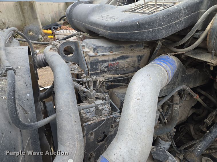 image for item EQ3946 2002 International  9200i  semi truck