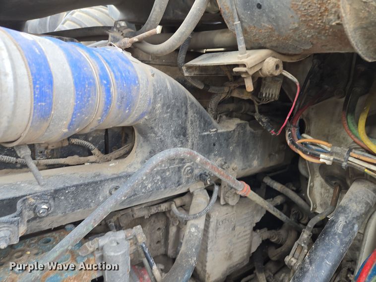 image for item EQ3946 2002 International  9200i  semi truck