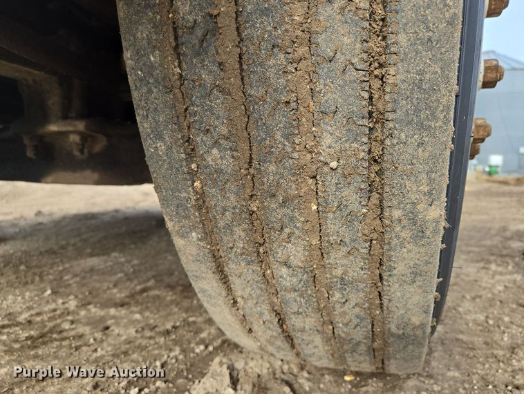 image for item EQ3946 2002 International  9200i  semi truck