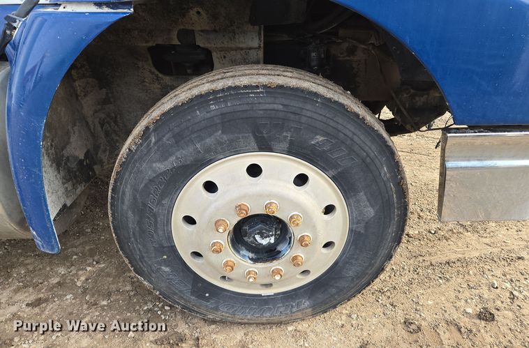 image for item EQ3946 2002 International  9200i  semi truck