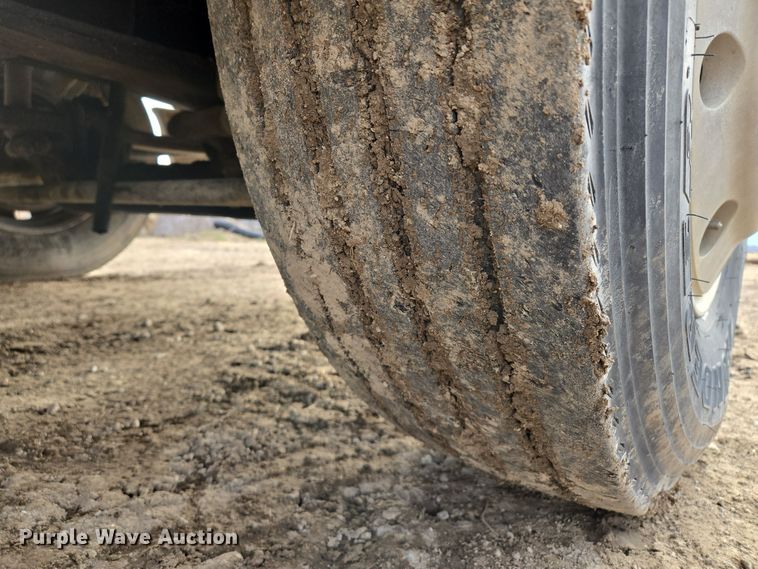 image for item EQ3946 2002 International  9200i  semi truck