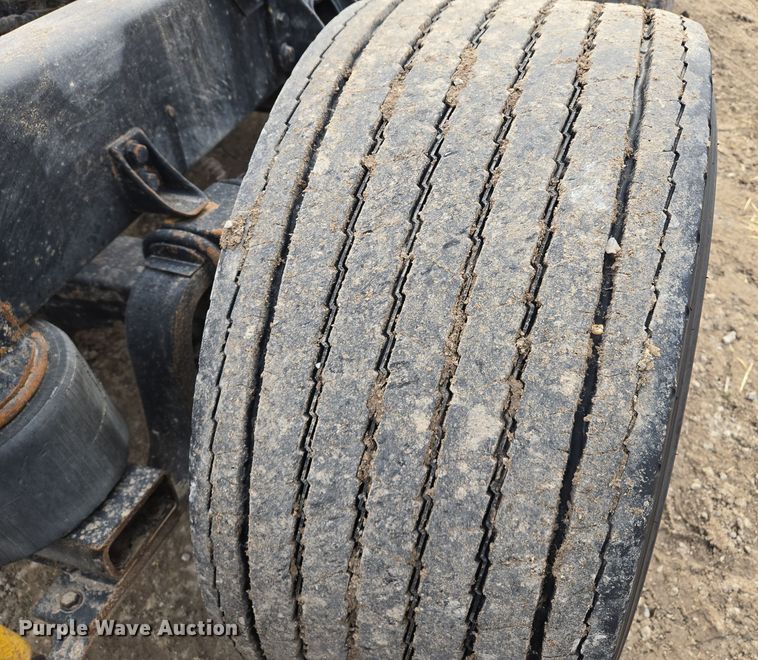 image for item EQ3946 2002 International  9200i  semi truck