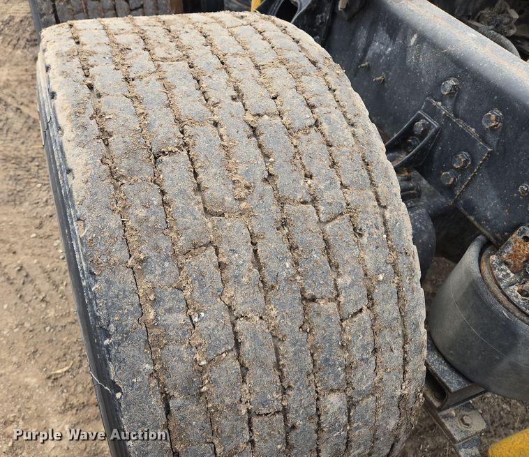 image for item EQ3946 2002 International  9200i  semi truck