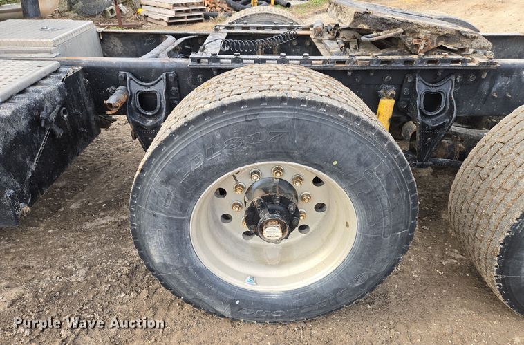 image for item EQ3946 2002 International  9200i  semi truck