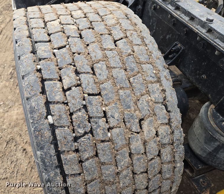 image for item EQ3946 2002 International  9200i  semi truck