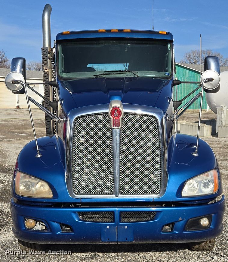 image for item EQ3949 2014 Kenworth T660 semi truck