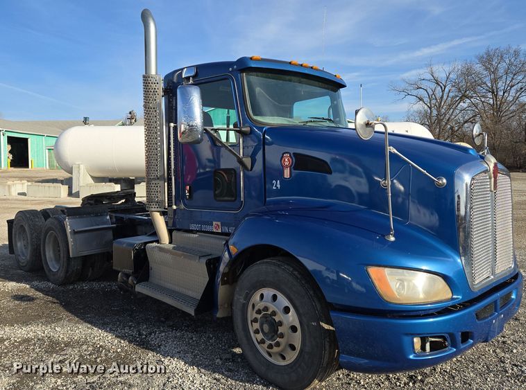 image for item EQ3949 2014 Kenworth T660 semi truck