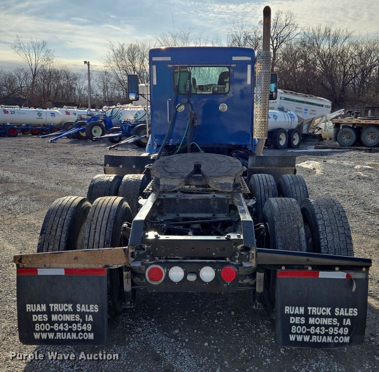 image for item EQ3949 2014 Kenworth T660 semi truck
