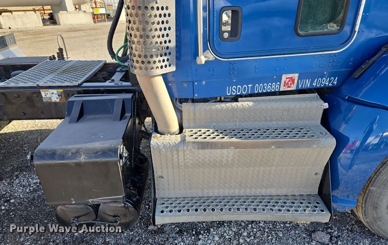 image for item EQ3949 2014 Kenworth T660 semi truck