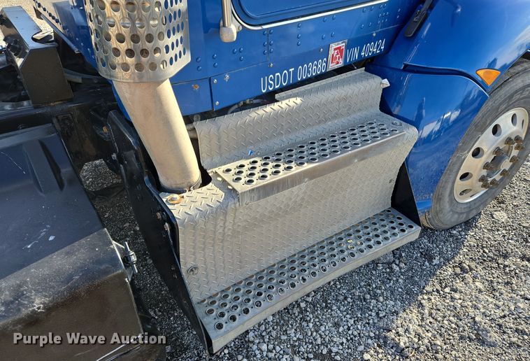 image for item EQ3949 2014 Kenworth T660 semi truck