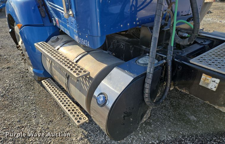 image for item EQ3949 2014 Kenworth T660 semi truck