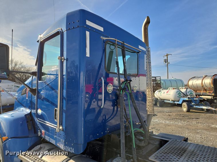 image for item EQ3949 2014 Kenworth T660 semi truck