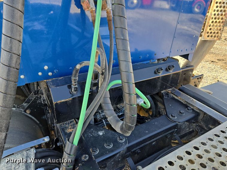 image for item EQ3949 2014 Kenworth T660 semi truck