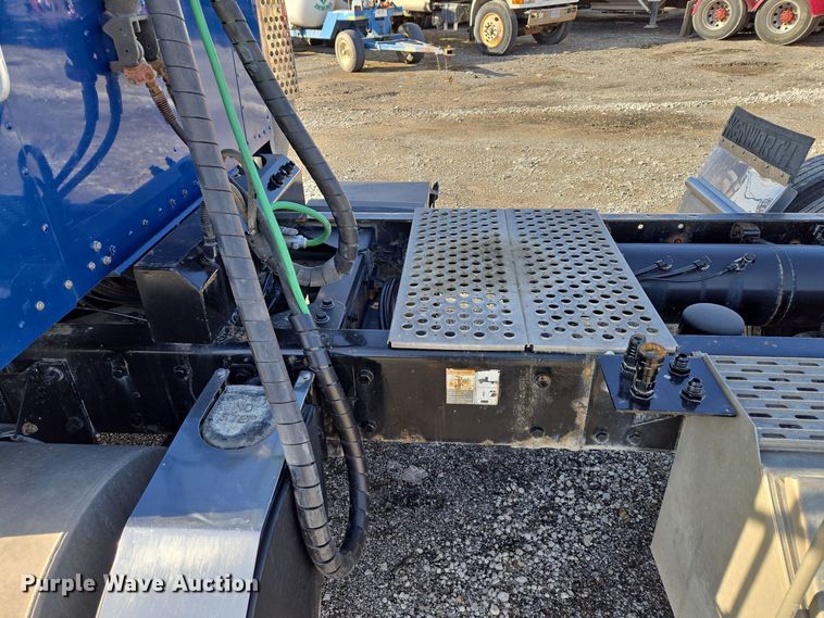 image for item EQ3949 2014 Kenworth T660 semi truck