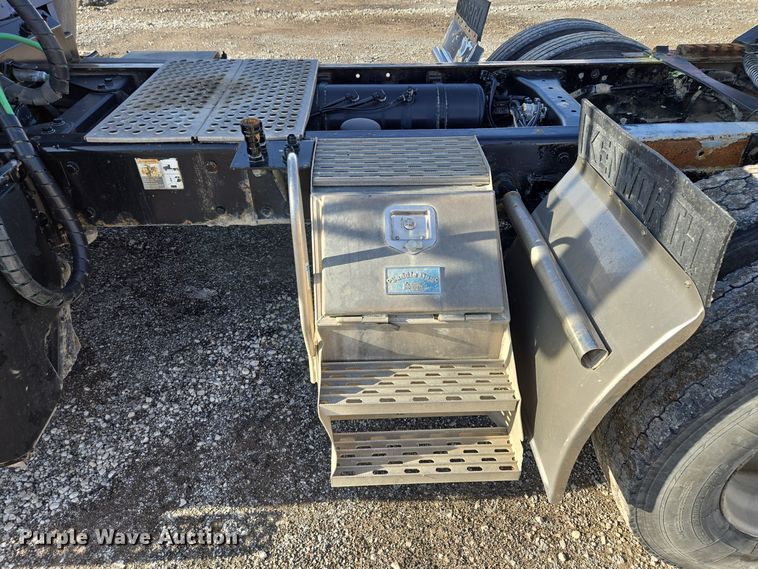 image for item EQ3949 2014 Kenworth T660 semi truck