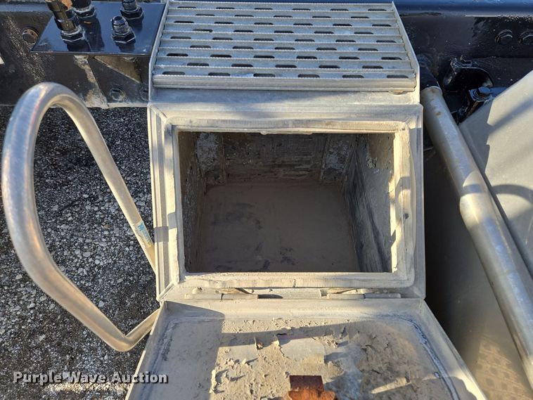 image for item EQ3949 2014 Kenworth T660 semi truck