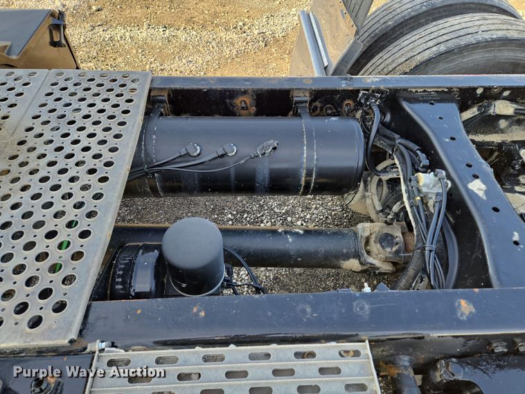 image for item EQ3949 2014 Kenworth T660 semi truck