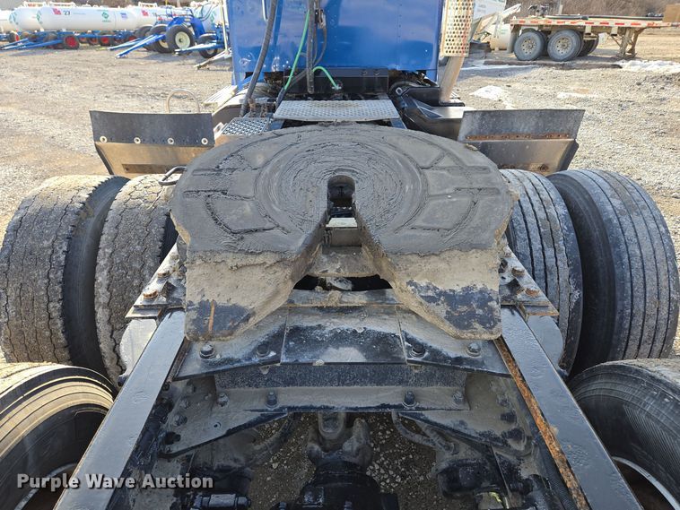 image for item EQ3949 2014 Kenworth T660 semi truck