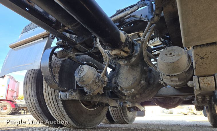 image for item EQ3949 2014 Kenworth T660 semi truck