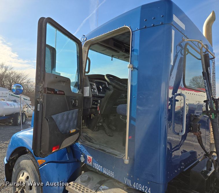 image for item EQ3949 2014 Kenworth T660 semi truck