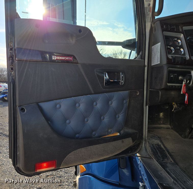 image for item EQ3949 2014 Kenworth T660 semi truck