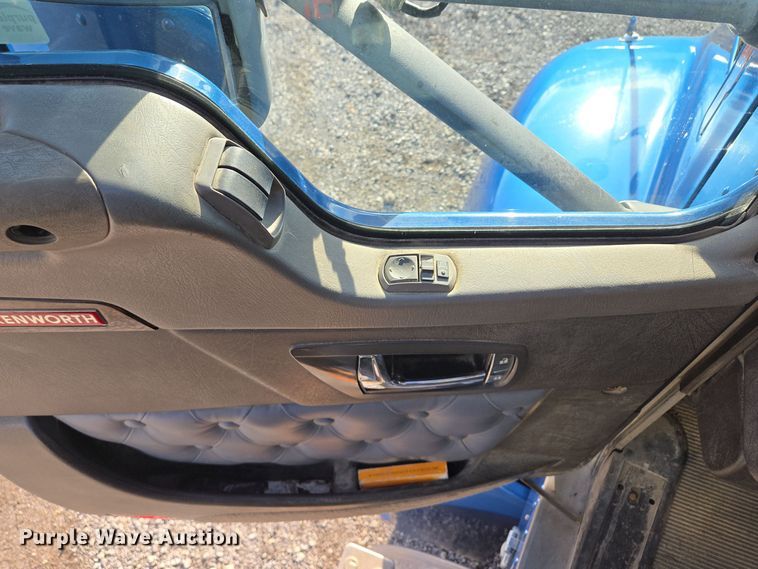 image for item EQ3949 2014 Kenworth T660 semi truck