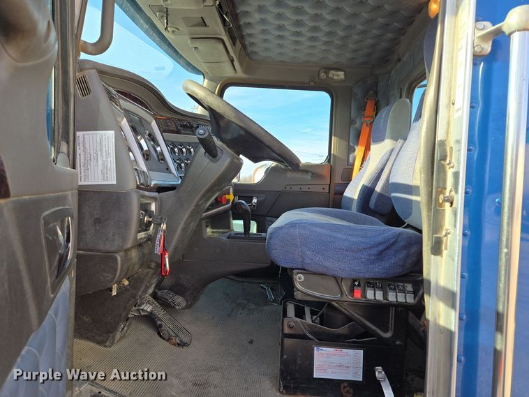 image for item EQ3949 2014 Kenworth T660 semi truck