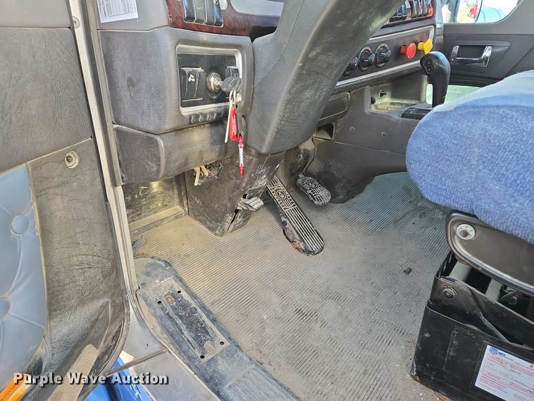 image for item EQ3949 2014 Kenworth T660 semi truck