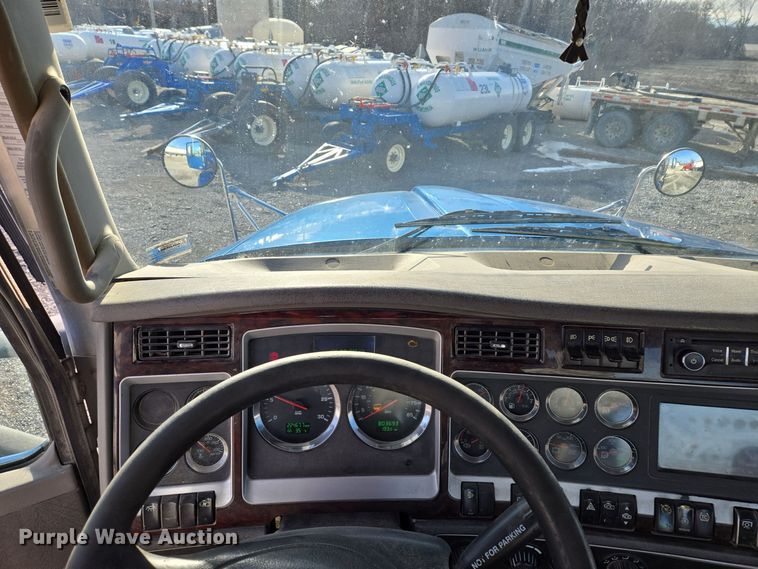 image for item EQ3949 2014 Kenworth T660 semi truck