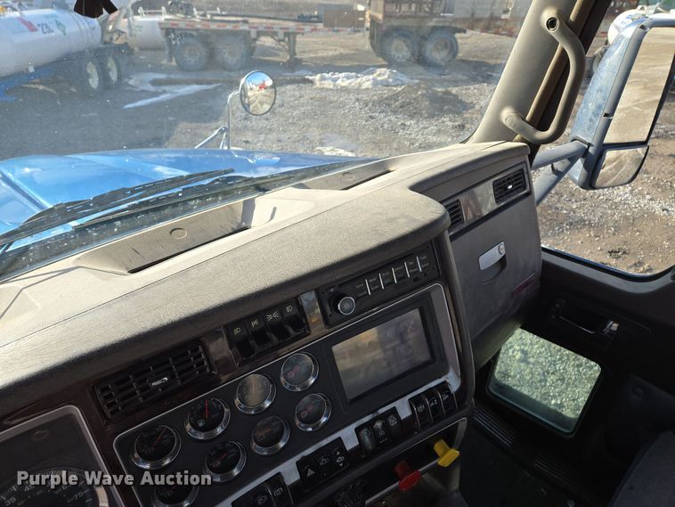 image for item EQ3949 2014 Kenworth T660 semi truck