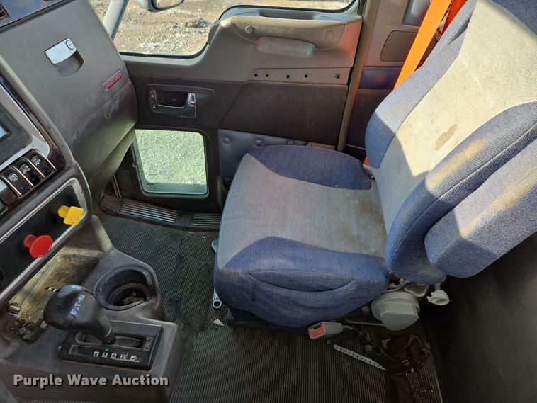 image for item EQ3949 2014 Kenworth T660 semi truck