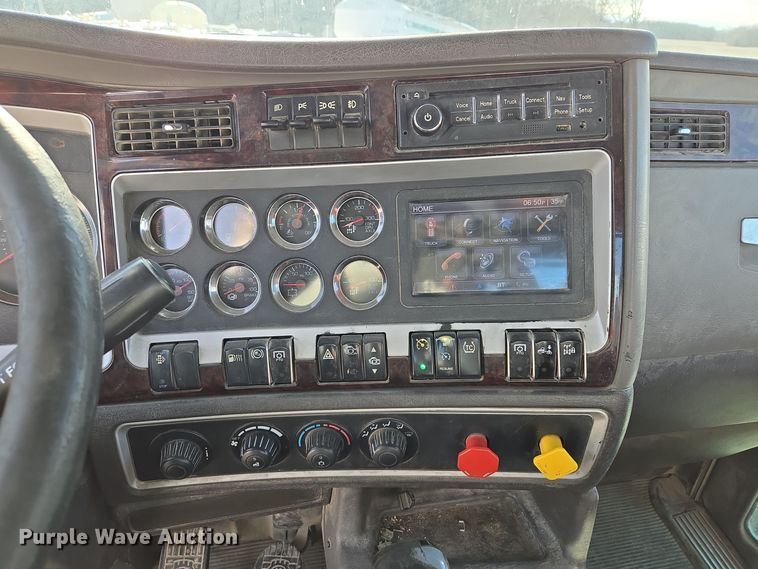 image for item EQ3949 2014 Kenworth T660 semi truck