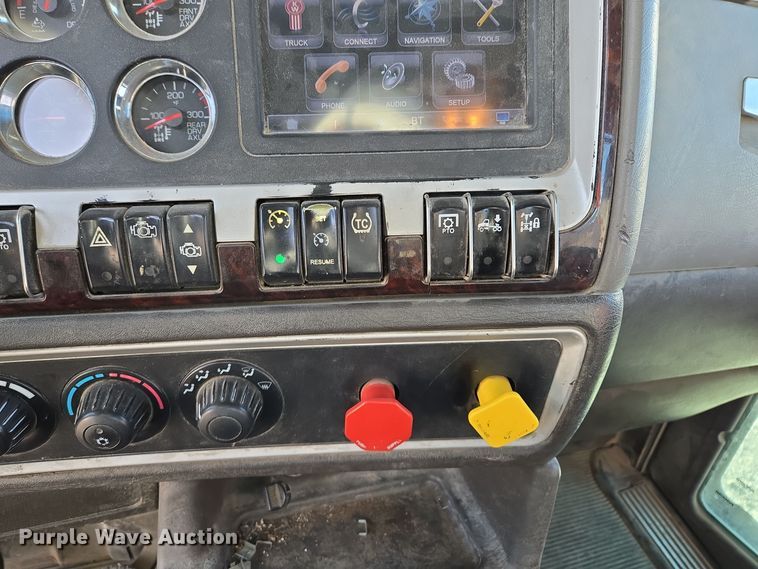 image for item EQ3949 2014 Kenworth T660 semi truck