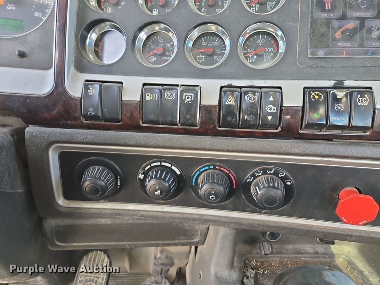image for item EQ3949 2014 Kenworth T660 semi truck