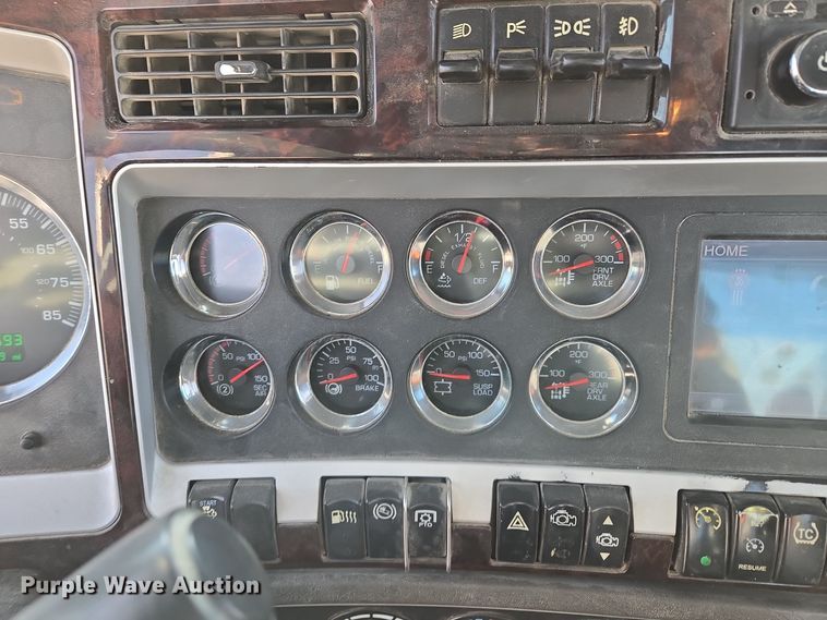 image for item EQ3949 2014 Kenworth T660 semi truck