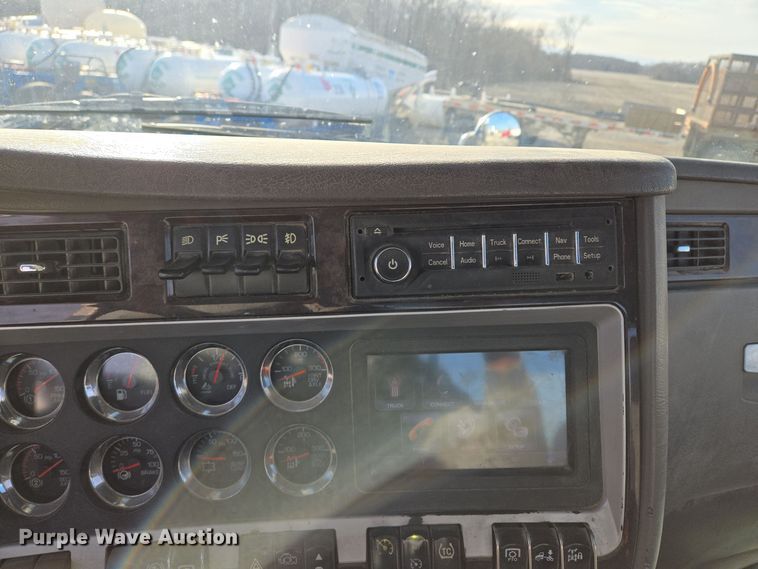 image for item EQ3949 2014 Kenworth T660 semi truck