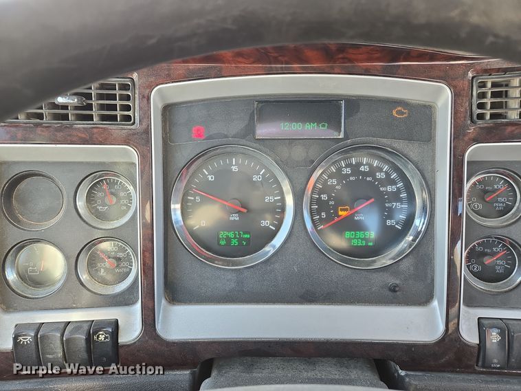 image for item EQ3949 2014 Kenworth T660 semi truck