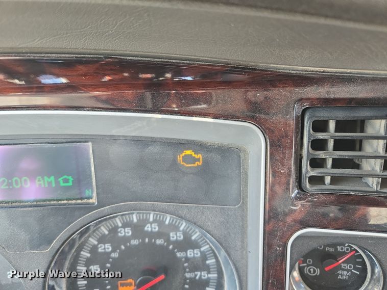 image for item EQ3949 2014 Kenworth T660 semi truck