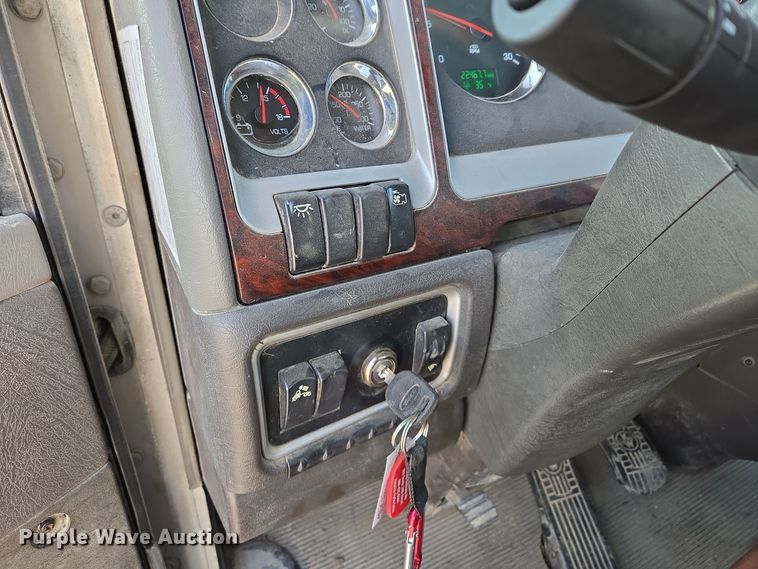 image for item EQ3949 2014 Kenworth T660 semi truck