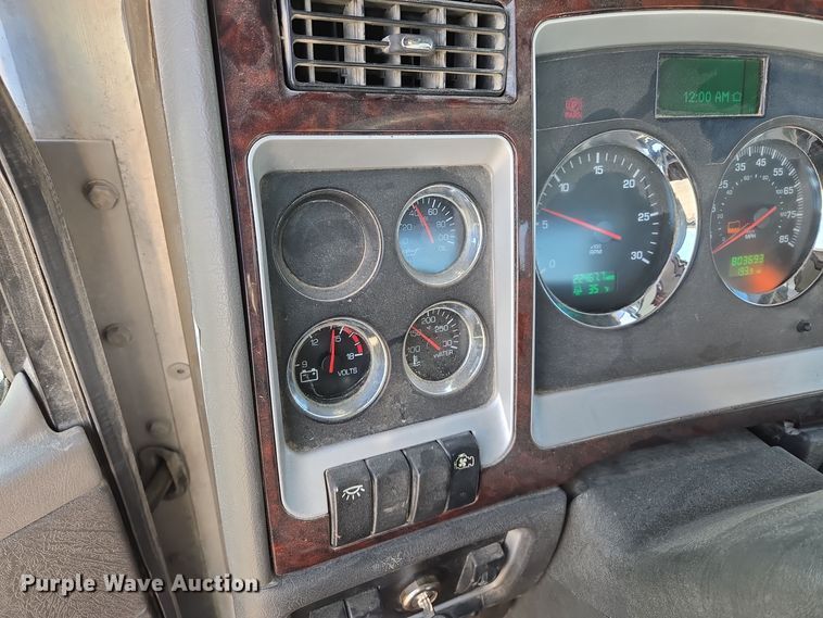 image for item EQ3949 2014 Kenworth T660 semi truck