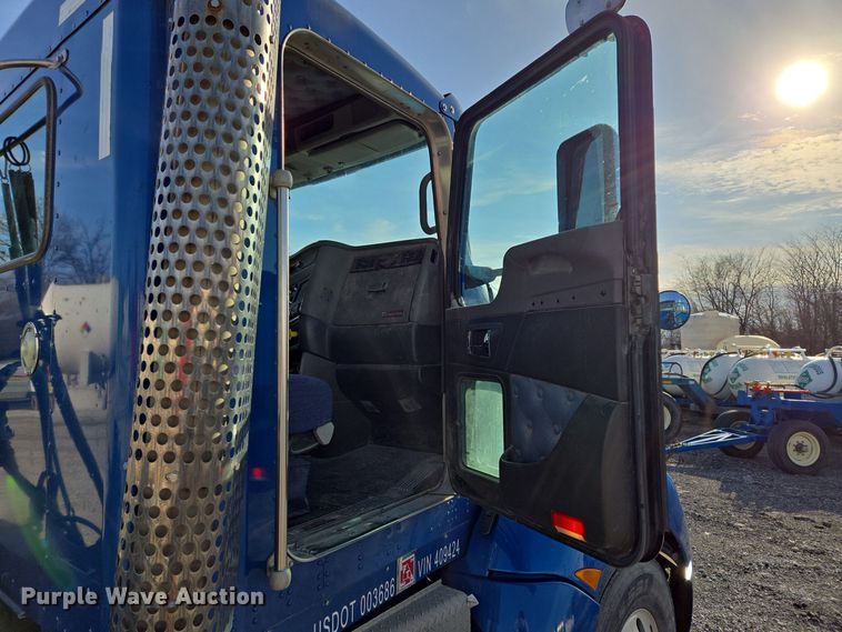 image for item EQ3949 2014 Kenworth T660 semi truck
