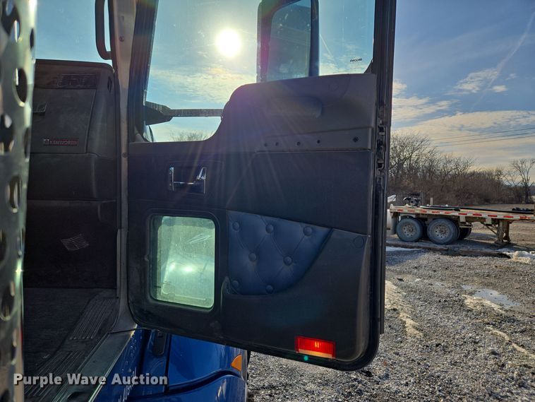 image for item EQ3949 2014 Kenworth T660 semi truck