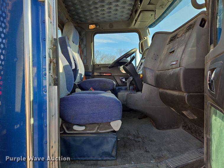 image for item EQ3949 2014 Kenworth T660 semi truck