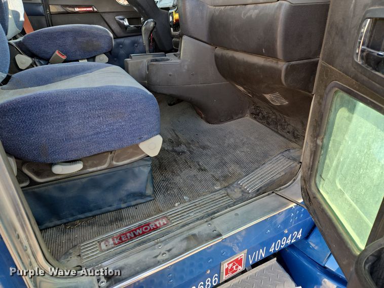 image for item EQ3949 2014 Kenworth T660 semi truck